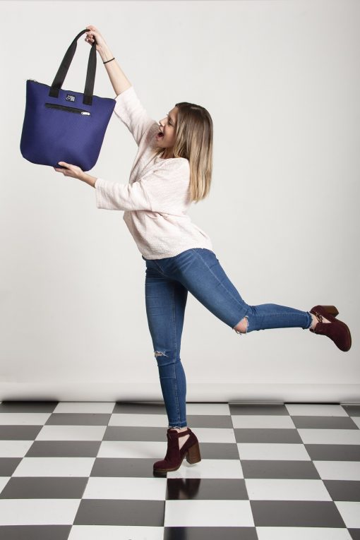 Modelo con Bolso Barco Sport Violet