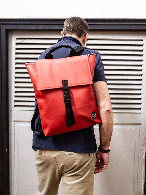 Modelo con mochila en tejido náutico coral